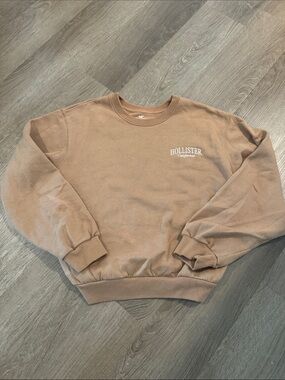 Hollister Chest Logo Crewneck in Warm Tan